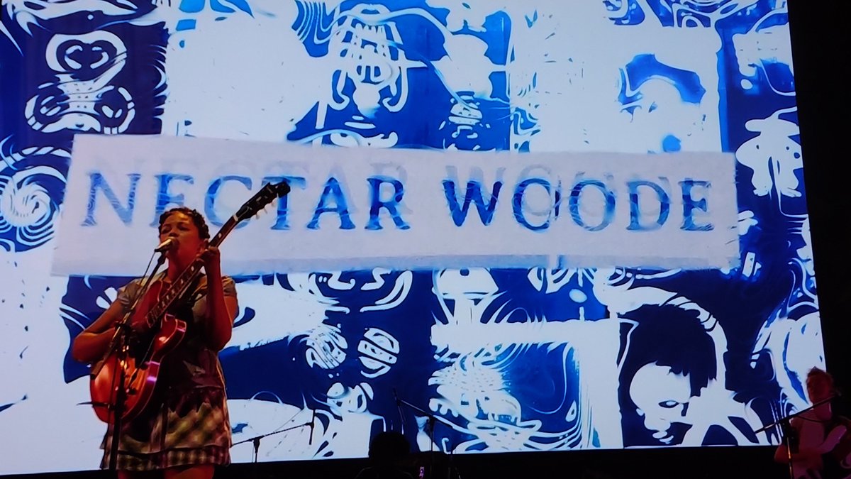 edge_of_78town's tweet photo. Nectar Woode!
会場埋まってる😭
#HowItsGottaBe も #GoodVibrations も演ってくれた😭
#AmaSaid での掛け合い、メンバー紹介、アクション、どれもが只々微笑ましい😚
人柄溢れるGrooveyなライブ(配信)でした!
次の来日時は必ず会場に行くので、早めの再来日をお願いします!
#NectarWoode #サマソニ