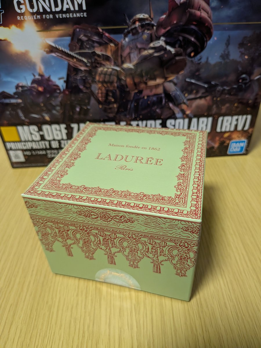 tyaimahi's tweet photo. 「ラデュレのドーナツとザクII F型 ソラリ機とうさぎ」

ちょっとお高めのドーナツだけど美味しいのとでかいマカロンかケーキと考えるとコスパ良くて最高 https://t.co/OJHxqTJmmI