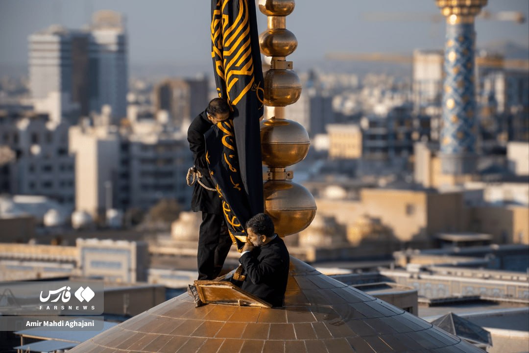 FarsNews_Agency's tweet photo. تعویض پرچم گنبد امام رضا(ع) https://t.co/Q4owdsdUL3
