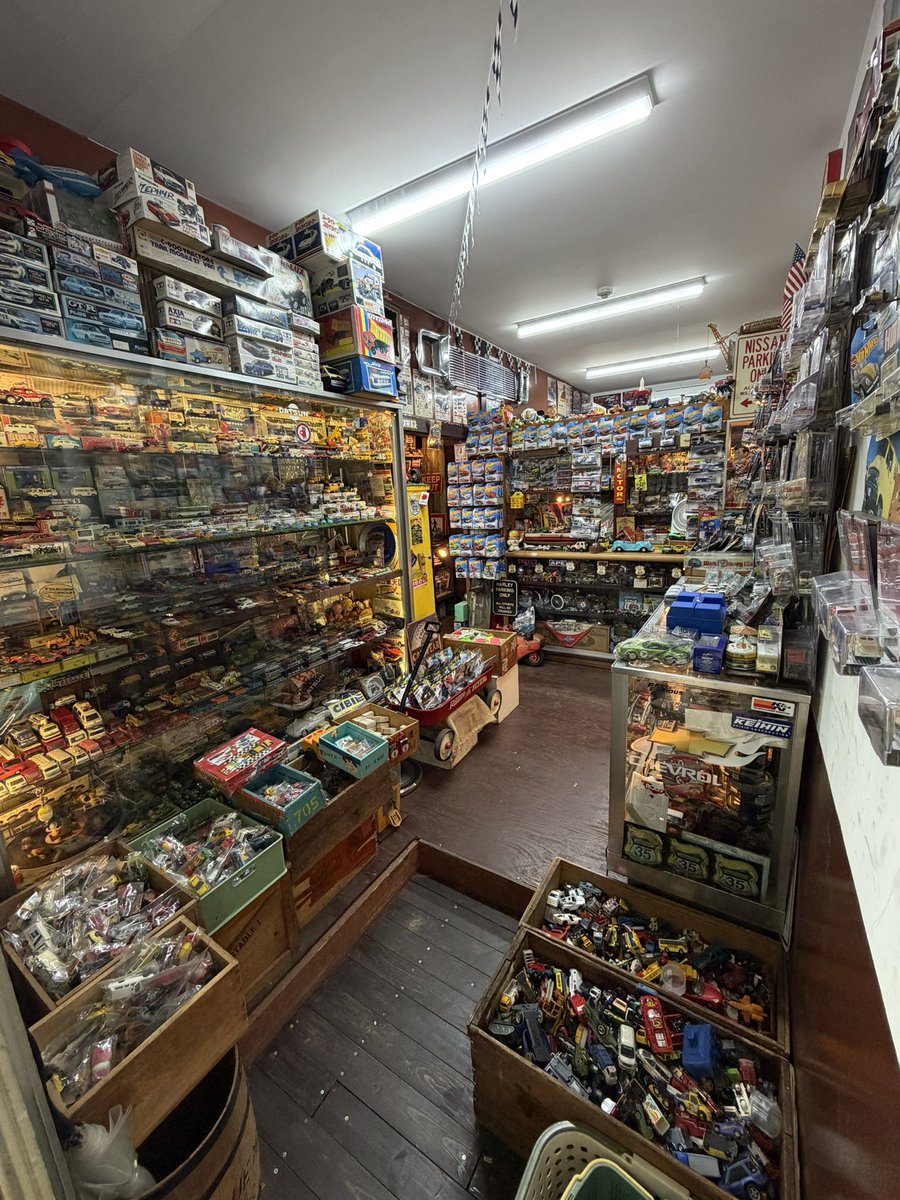 Re_hajimechan's tweet photo. 知る人ぞ知る雑貨屋さんを紹介させていただきます。
ミニカー、レトロ雑貨、自転車、バイク等のお宝が沢山並んでるこちらのお店、昔からお世話になっている知人のお店なんです(*>∇<)ﾉ
個人的に好きなものだらけなので時間経つの早いしお宝探すのがとても楽しいんです(≧∇≦)
買取もされてます。是非是非!
移転後の新店舗はこちら
https://t.co/nzoUykmX0f