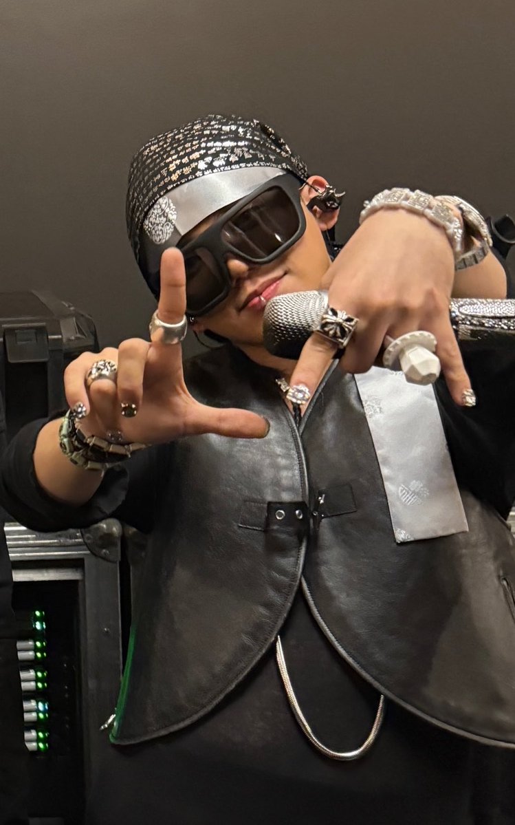 217chs's tweet photo. this is, in my opinion, one of his best styling and stage outfit, i’m obsessed with how he looks, he’s always so cool, but this is one of THE COOLEST on the list 🩶🫵🏼 https://t.co/TPQ9zvEPyi