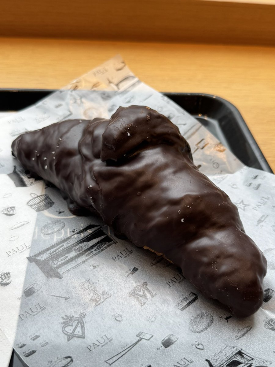 chocokuncom's tweet photo. 私はPAULのクロワッサン・ショコが大好物。発酵バター香る生地にビターチョコを大胆に。甘さと塩気の無限ループが口いっぱいに広がり、パリパリ食感とコクがたまらない。このチョコのかけすぎ感がイイんだよなぁ〜今年は暑さがマシだから夏でも買える（去年の夏は販売中止してた） https://t.co/1qfRnOS2xK
