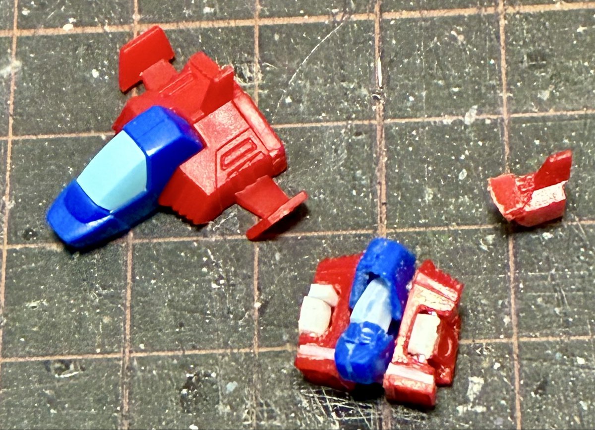 HobbyLeef's tweet photo. #V作戦ビスケット のコアファイターを弄ってみた。
写真は無改造版と一緒に。
垂直尾翼取り外して、コアブロックに変形します。
･･このサイズで精度出せる人って凄いな💧
視力的にも手先的にも、無理ゲーでした💧
･･･塗装したら、もうちょっとそれっぽく見えるかしら
 #ガンダム https://t.co/834E2oRQPD