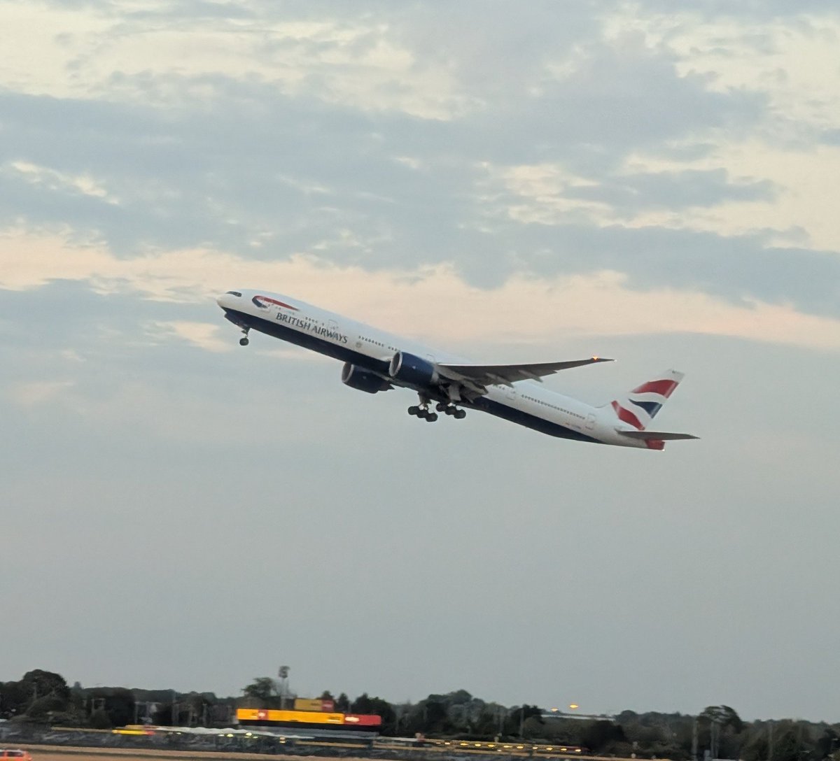 JSS779's tweet photo. Morning all 💋 

Isn't this Speedbird I saw taking off on Friday just gorgeous? ✈️❤️ https://t.co/8PY4rQHapj