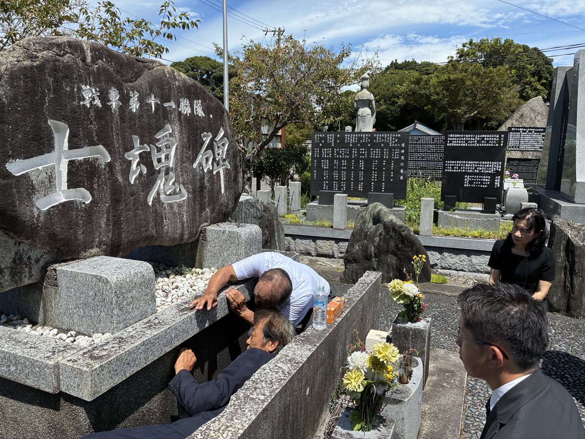 zsyUJFCmE9278's tweet photo. 士魂部隊慰霊祭に行ってきました。
豊橋市出身の池田末男連隊長が率いた戦車連隊員の慰霊碑です。
以下、東愛知新聞より抜粋
占守島の戦禍伝える慰霊碑
2023/06/02 
日本のポツダム宣言受諾後の８月18日未明、北海道占領を狙ったソ連軍が上陸。部隊は応戦して撃退したが、池田連隊長らは戦死した。 https://t.co/7gKwewFi1w