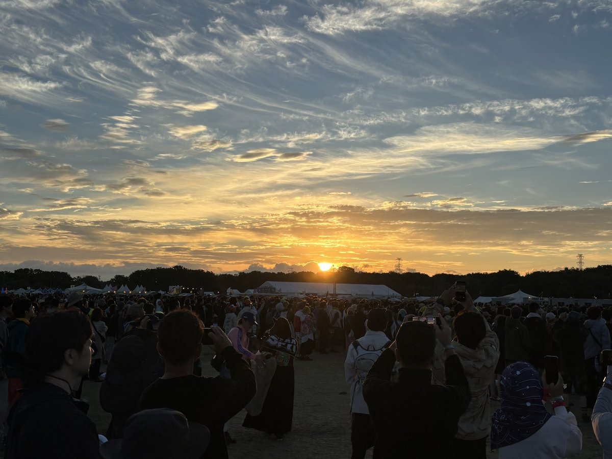 knshishimaru's tweet photo. 毎年クロージングアクトを聴きながら片付けをすると帰りの待ち合わせ時間を大幅に巻いて支度が終わってしまうので、
今回はステージ近くで演奏を堪能してから片付けを始めたところ、まんまと時間押し進行になりました(テント畳むのもやっつけになった) 難しいですね〜
何はともあれお疲れ様でした！ https://t.co/sWNhumHi2R