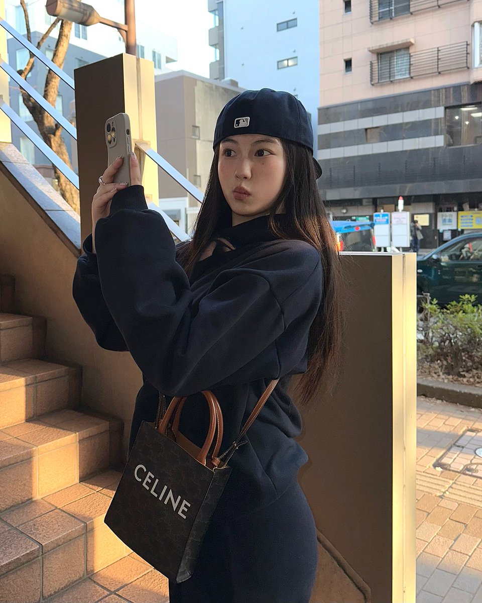 ElkeHalcomoyd8's tweet photo. 確信の淵で立ち止まり、あえて名付けないことの豊かさを愛でる。今はただ、微かなざわめきが鎮まるのを静かに待っている。 https://t.co/dwVXogKr0E