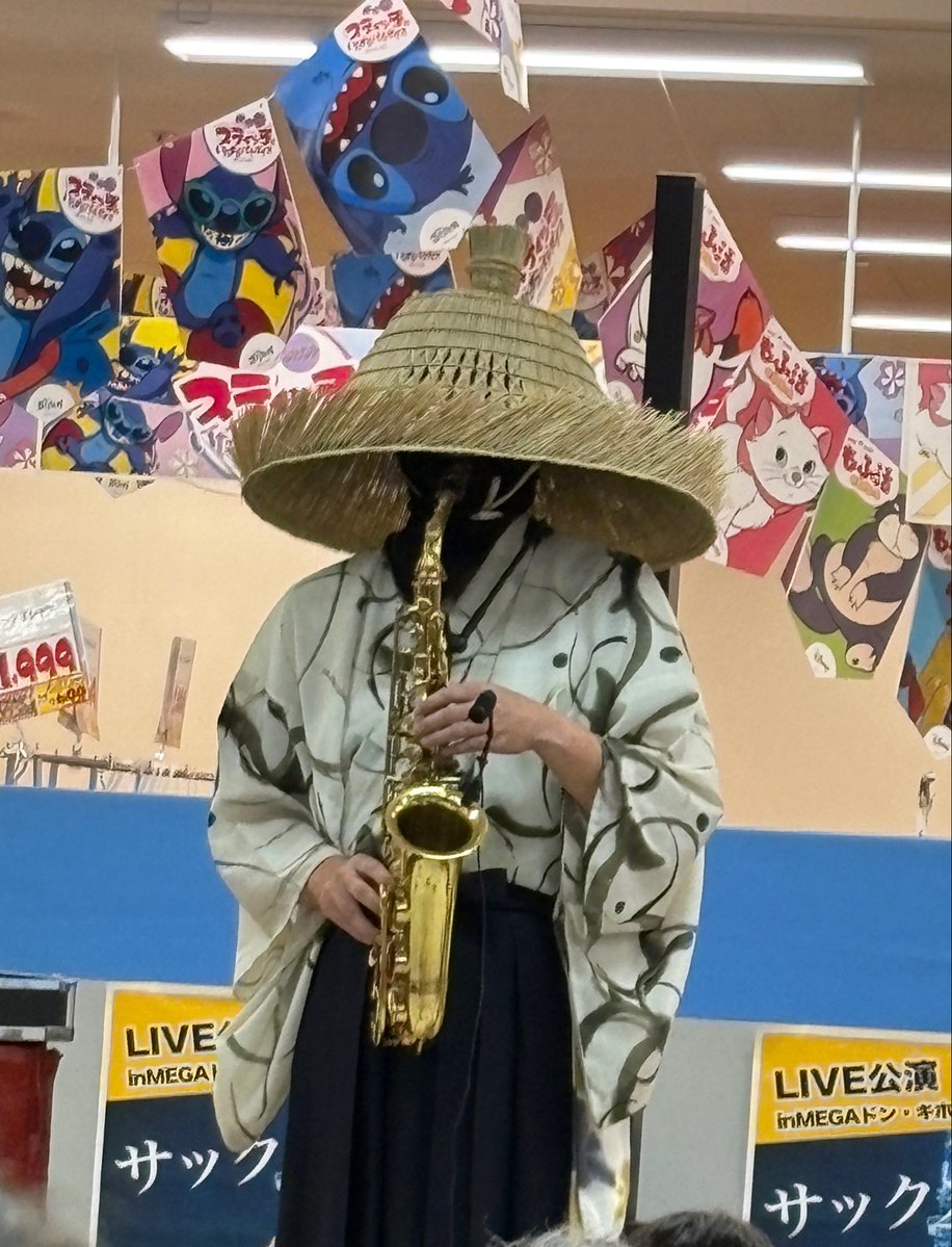 svojimen9's tweet photo. ついに念願のサックス侍さんを生で見れました!!人が多くてびっくり!!ステッカーも貰えて嬉しい☺️
綺麗な音色だったな〜🎷
いつか同じ笠繋がりで弦左衛門さんとセッションしてくれないかなw🪕 https://t.co/yTfJV1fMa8