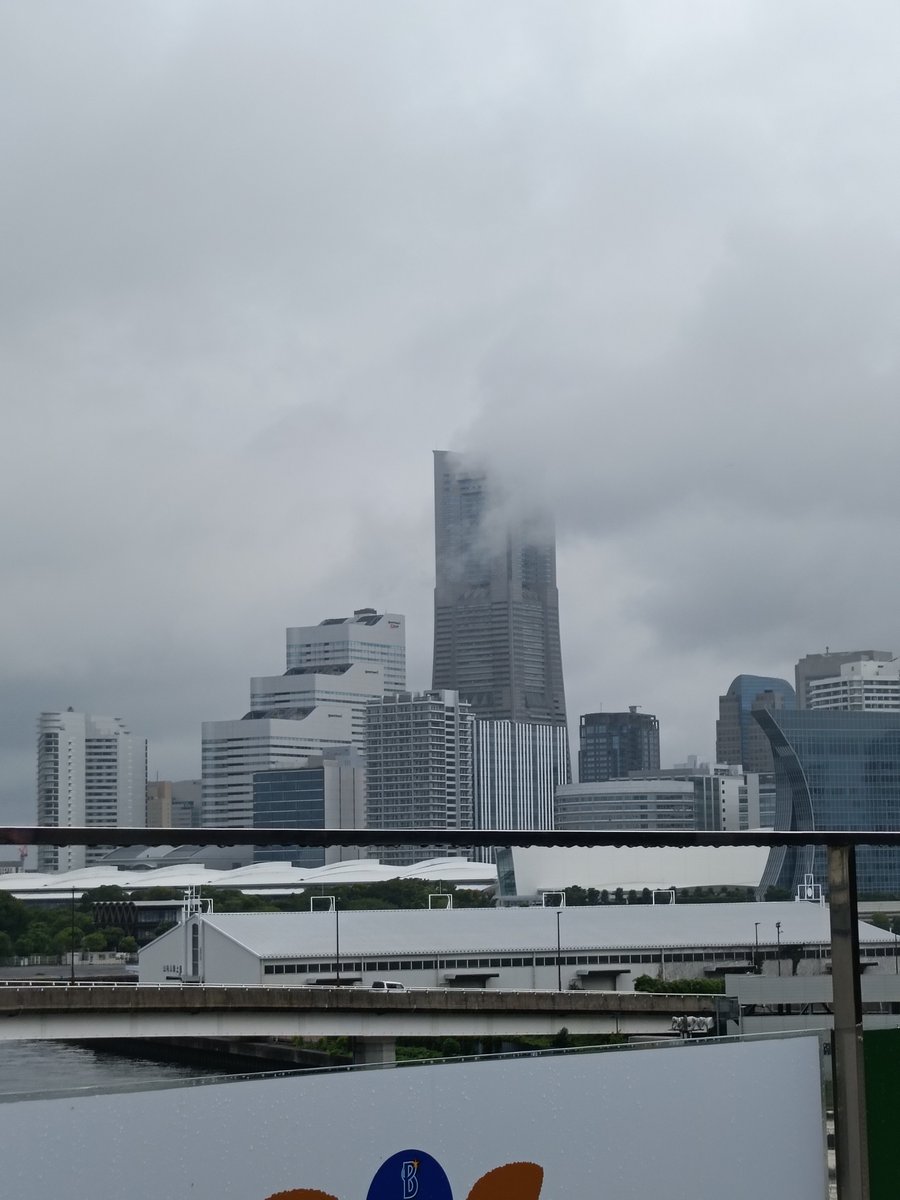 Tus_t's tweet photo. 雲にそびえるランドマークタワー https://t.co/gMit8a64u5