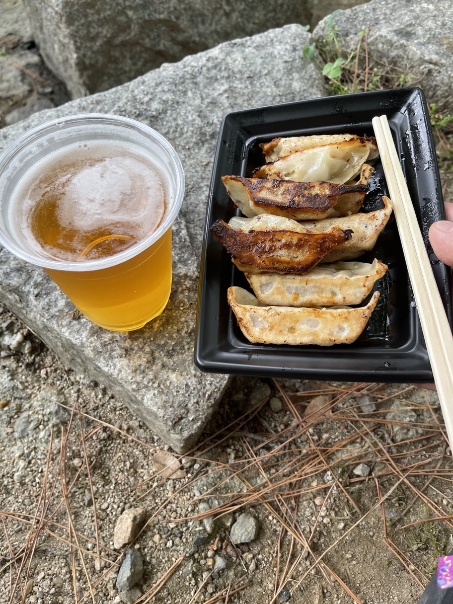 akalega's tweet photo. 万博公園での初サマソニ飯は餃子をビールで流し込む。至福の時間 https://t.co/XxLD4Qjkpa