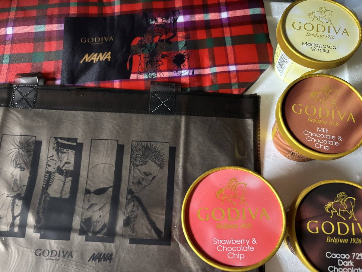 HALzzzz8's tweet photo. 家族に何それ？と言われる位大きい箱で届いたGODIVA  NANAコラボ✨️ https://t.co/UxMWoWsdc9