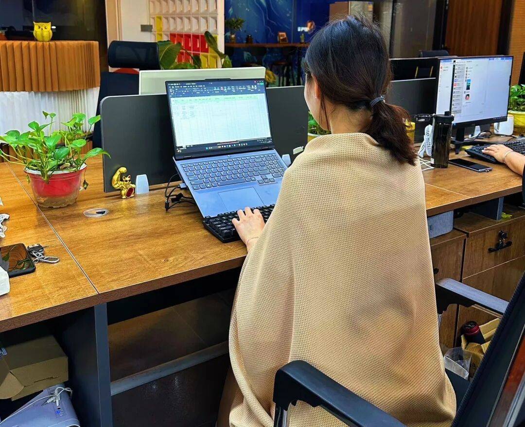 fiestakaud's tweet photo. [Just hit pause on the to-do list for 2 minutes, sipping iced coffee like it’s my full-time job. Perfect midday vibe ]， https://t.co/Ax2wMMROh6