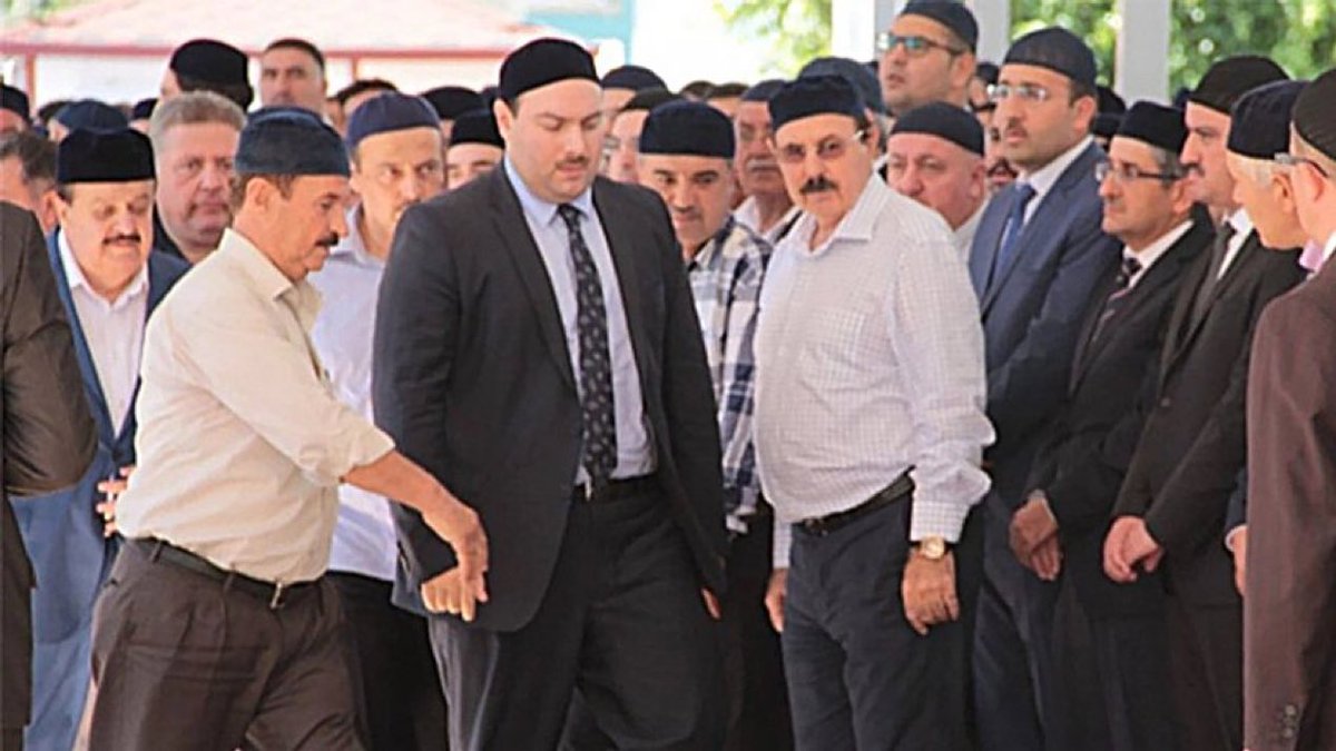 cerceveorg's tweet photo. Ankara Cumhuriyet Başsavcılığı’nın Alihan Kuriş Suç Örgütü soruşturmasından çarpıcı detaylar:

•Örgüt Türkiye’yi 17 bölgeye ayırıp her bölgeye özel sorumlu atadı.

•Komuta merkezi İstanbul Ümraniye’deki Gümüşsoy Sevim Kur’an Okutma Vakfı olarak belirlendi.

•Yapı içinde Personel, İnşaat, Muhasebe, Hac ve Umre, İrşad gibi 16 ayrı komisyon kurulduğu tespit edildi.

•Mehmet Akbacakoğlu’nun ticari-siyasi-bürokrat ilişkiler sorumlusu olduğu, Ayakkabı Dünyası’nın ortağı olduğu öğrenildi.

•Hilmi Tuna Kuriş’in Alihan Kuriş’in kardeşi ve örgütün finans yöneticisi olduğu belirlendi.

•Fahri Candemir’in Kuriş’in asistanı ve başdanışmanı olarak en gizli talimatları ilettiği tespit edildi.

•Mehmet Hilmi Molla’nın milyarlarca liralık kayıt dışı bütçeyi ve gizli para transferlerini yönettiği ortaya çıktı.

•Metin Güder’in yapı içindeki disiplin ve cezalandırma sisteminden sorumlu olduğu belirlendi
.
•Örgütün Almanya ayağı VIKZ’nin Köln’de 17 bin metrekarelik arazi üzerine 70 milyon euroya kompleks inşa ettiği belirlendi.

•16 Ekim 2023’te Düsseldorf’ta imzalanan ortak açıklamada VIKZ yöneticilerinin Hamas’ı kınadığı ve rehinelerin serbest bırakılması çağrısını kabul ettiği tespit edildi.

•Türkiye’de “Mehdi” propagandası yapan örgütün Almanya’daki mali çıkarları için İsrail yanlısı bildirilere imza attığı belirlendi.