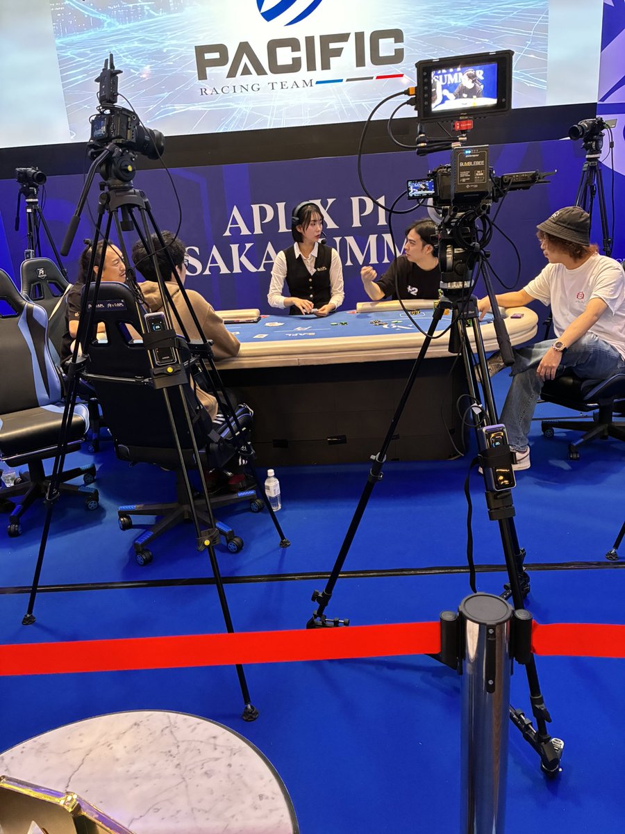 ExValoNM's tweet photo. 俺の前職の頃のお客様がファイナルテーブル行ったと聞いて応援に来たぜ！！
現在1000人超えの残り5人！！！ https://t.co/3pLXSiDupT