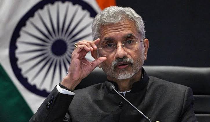 Royalsinghz3's tweet photo. DGMO India revealed, Mullah Munir called Marco Rubio to mediate for an immediate ceasefire, 

Marco called Jaishankar & requested him for ceasefire to which Jai Shankar replied we will not accept any Mediation by Foreign Country, tell the Porki DGMO to directly call Indian DGMO & beg for a ceasefire ☠️

After that Pakistani DGMO called his Indian counterpart & said, Bss kare janam bahut bamb gira diye aapne 😭