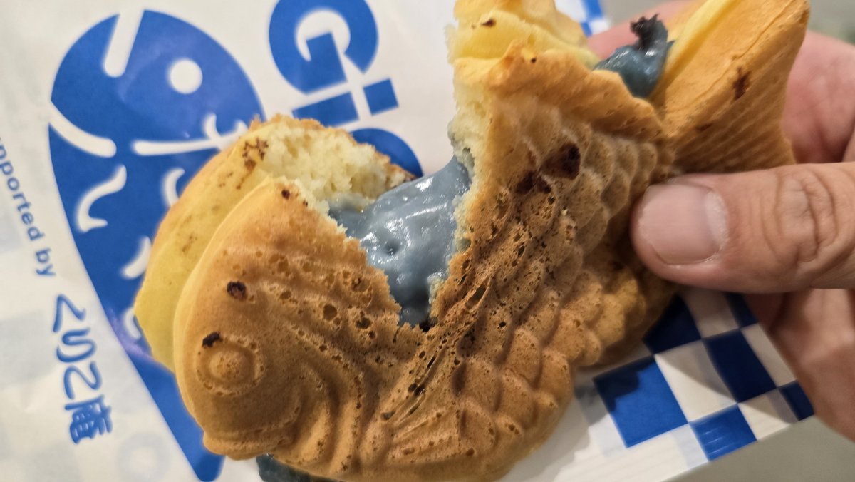JunkfooderCom's tweet photo. GIGOで
たい焼きがチョコミント！

なんかさ、割ったときの色が
エイリアン👽

温かいのにスースーして
なかなかクレイジー！

俺好き。

だけど普通の人は難しくない？w

チョコミン党 https://t.co/xPS5aWwsOy