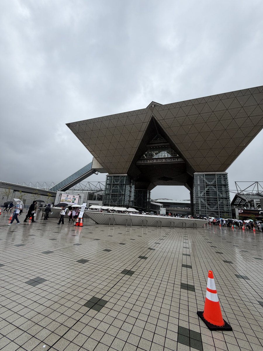 hakumei's tweet photo. コミックマーケット、午後から雨降ってきた…。傘を持ってきていないので、入場前から体力低下が激しい。

あと、なんでかドラえもんがいました。

ひさびさのコミックマーケットだったので、昔の午後入場の感覚とだいぶ違うのに戸惑いました。まったりした感じはなくて、午後でもひたすら並ばされます。

ちょっと、コンテンツの密度が高すぎなのかも。

あとお目当ての本がことごとく売り切れー。生成AIとかセキュリティとか、そんなに、ニーズが高いとは…。
