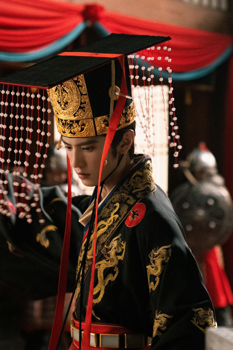 chenzheyuanbao's tweet photo. 081626 | #ChenZheyuan studio weibo update.

「Ying Gua's Royal Court Painter」
All the splendid vermilion scenes before the eyes are merely a facade—the Emperor's sharp edge is fully revealed as he commands the entire situation.

#RoyalBetrothal #YingGua https://t.co/Wt5KZgYBr7