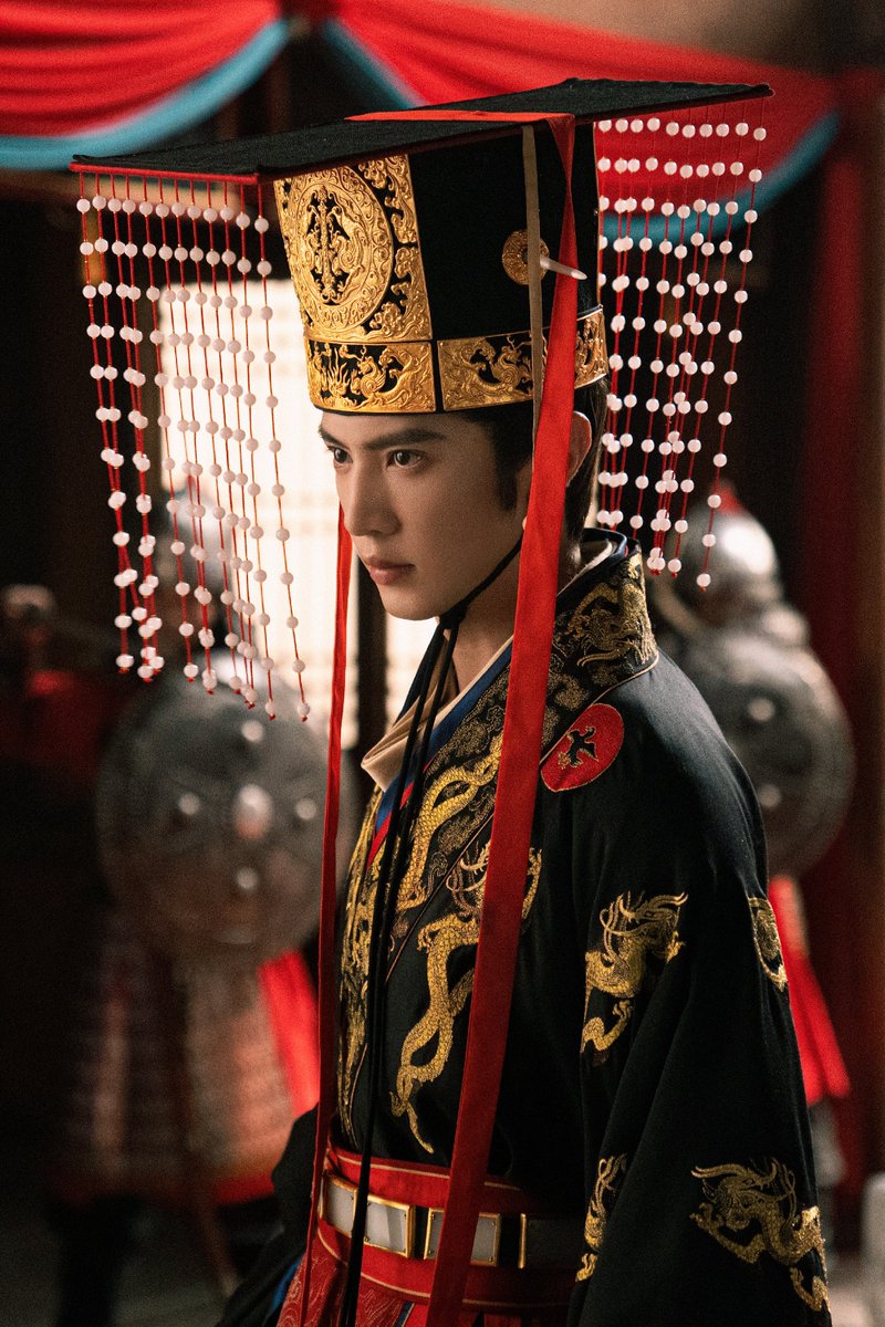 chenzheyuanbao's tweet photo. 081626 | #ChenZheyuan studio weibo update.

「Ying Gua's Royal Court Painter」
All the splendid vermilion scenes before the eyes are merely a facade—the Emperor's sharp edge is fully revealed as he commands the entire situation.

#RoyalBetrothal #YingGua https://t.co/Wt5KZgYBr7