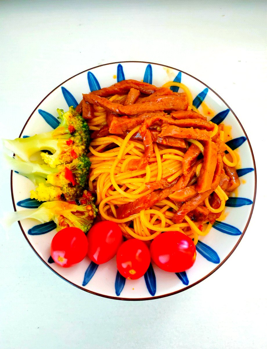 DestinMetz97073's tweet photo. [Just whipped up creamy garlic pasta with roasted cherry tomatoes in 20 mins! Cozy Sunday win ]， https://t.co/1spZt5u2CL