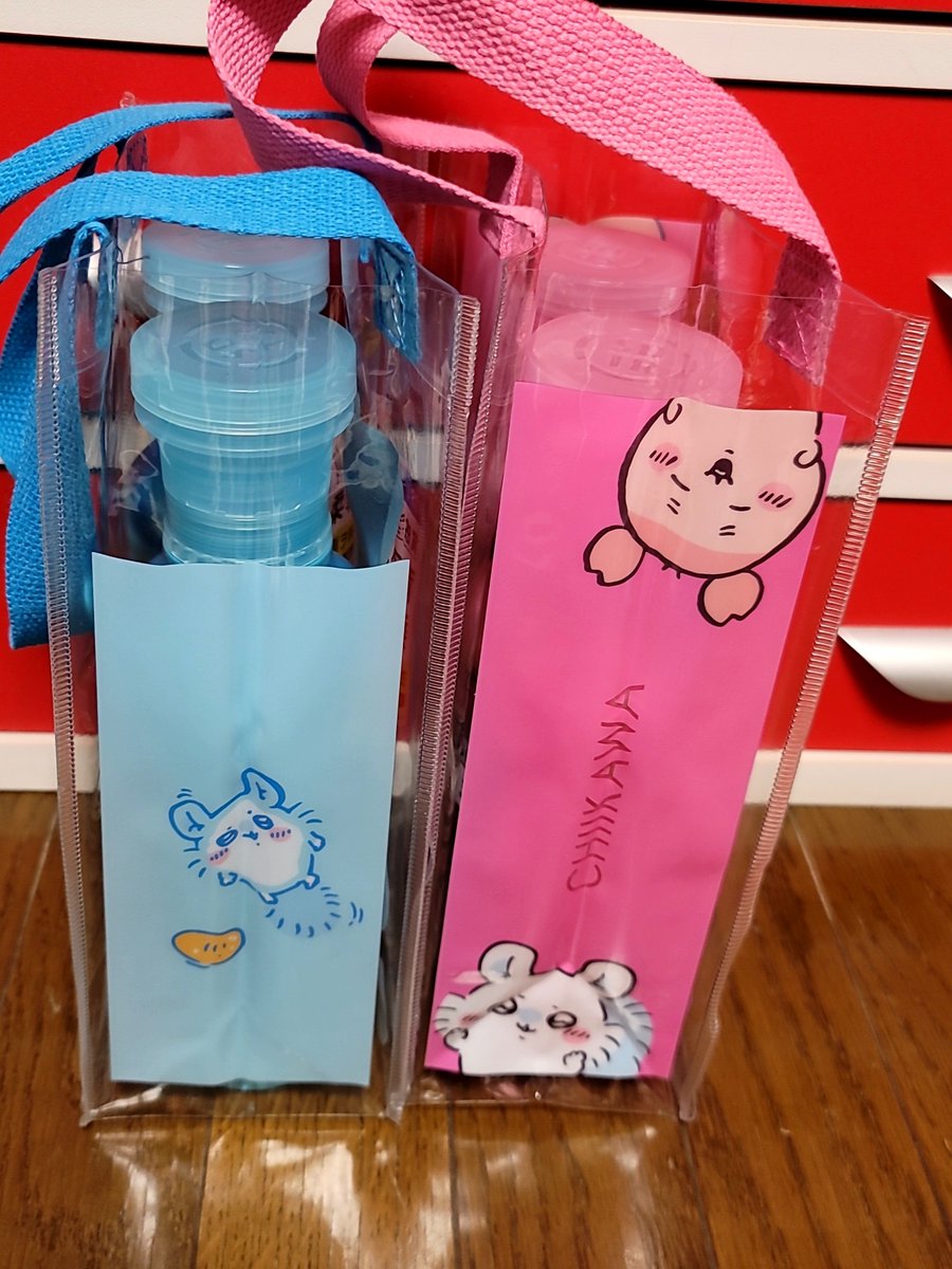 yuppy32's tweet photo. 地元のマツキヨとココカラをハシ���して
クリアバッグ両方ゲットしてきた～
14時過ぎに行ったけど普通にまだあって良かった♥️

バッグ系に弱いのよね、私💦
お色はどちらのお店も選ばせてくれました(*´∇｀*)

ウエットティッシュの蓋は辞めときました(笑)

#ちいかわ https://t.co/HtT2PTKwfH