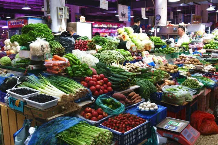 johndavid714's tweet photo. Fresh farm veggies just in! Crisp lettuce, juicy tomatoes u0026 sweet corn at our local market. Stock up for healthy meals today! https://t.co/0DeOH3y4vP