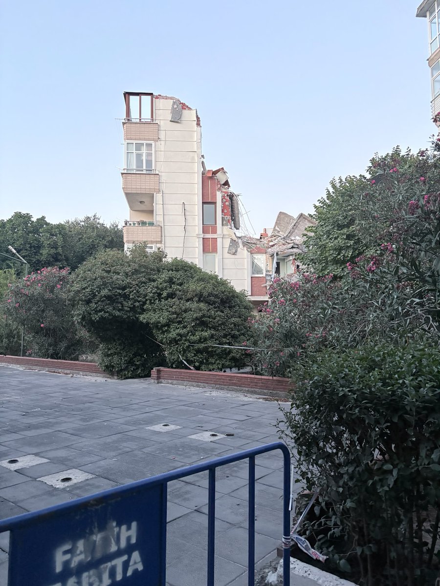 halbuki's tweet photo. 19 bloktan oluşan ve çürük dedikleri Fatih sitesindeki 5 katlı binayı sabah  08;00-19:00 arası çalışarak 2 (cuma-cumartesi) gün boyunca yıkamadılar. 
Biz güçlendirme istiyoruz, yıkım istemiyoruz 
Yıkılmaya çalışan binanın son durumu ektedir…
@FatihBelediye 
@MErgun_Turan https://t.co/DituqZPjdw