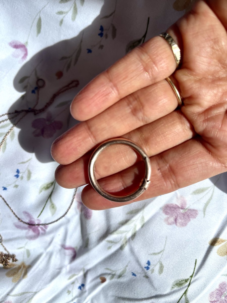 laura_petriz's tweet photo. Ahora cuesta $700 un baño de oro que dura un día, dizque con garantía y si compras más de 25k tienes derecho a una decena de “reparaciones” al año donde se deslindan de componer una pieza ya que es muy frágil y puede romperse. De haber sabido mejor lo mando a fabricar en oro https://t.co/K9y0vRaDXJ