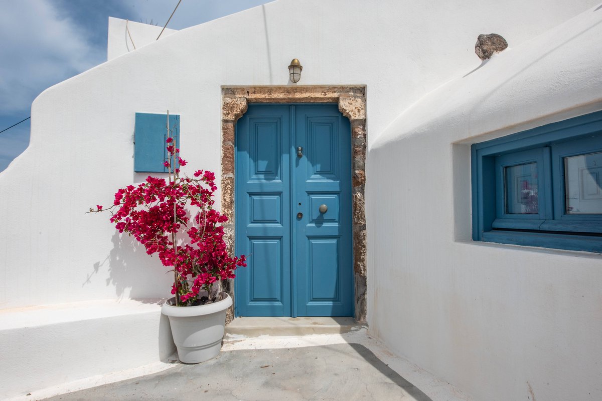 Tylerleepayne1's tweet photo. Just spent the morning wandering through the tiny coastal lanes of Santorini, sipping cold Greek coffee while whitewashed buildings glowed under the sun. Pure, unplanned joy in every step! https://t.co/3y0PXvpyOE