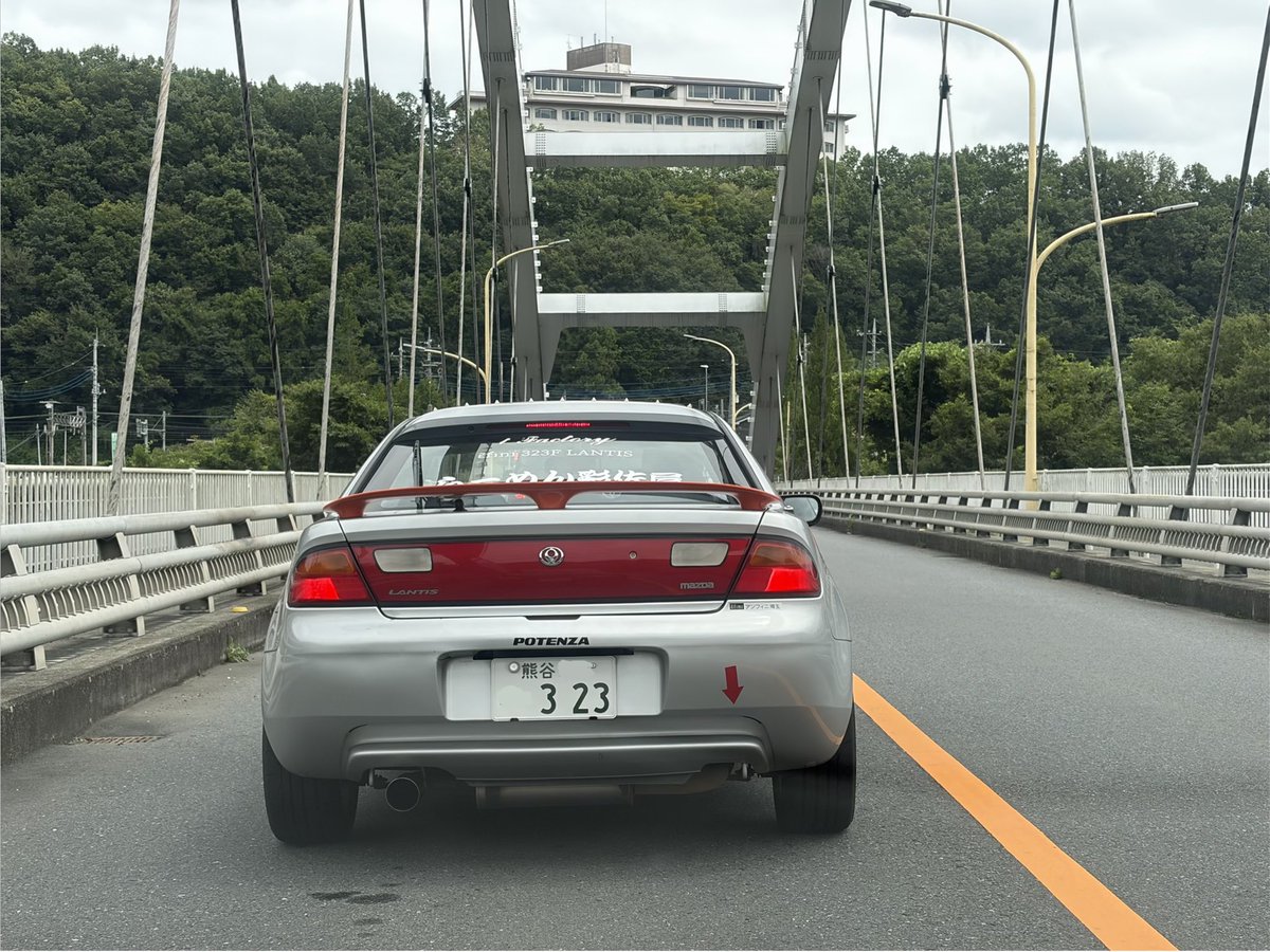 bg6rcbaep's tweet photo. ミーティングの帰りは友人と一緒にプチツーリング

窓を開けてランティスのエキゾーストノートを聴きながら

いつでも目の前にはランティス
多少混んでいてもずっと見てられる

お互い個体は違うけど一緒にランティスでつるんで走るのは20年ぶりなのね https://t.co/tIn7MmCNOb