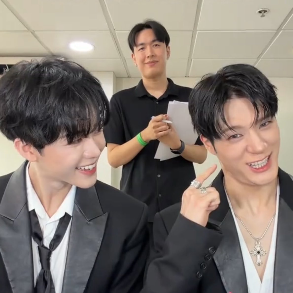 amsllj's tweet photo. พี่มอส said ว่ากันว่าคนเราจะเอานิ้วจิ้มแก้มแล้วแลบลิ้นพร้อมกันไม่ได้

🐶 ไม่ได้จริงด้วยครับ
🐰 :P

555555555555555555555 คนนึงไม่ชอบเอกโย อีกคนต้นตำรับการเอกโยอ่ะ https://t.co/S1fizmLbT1