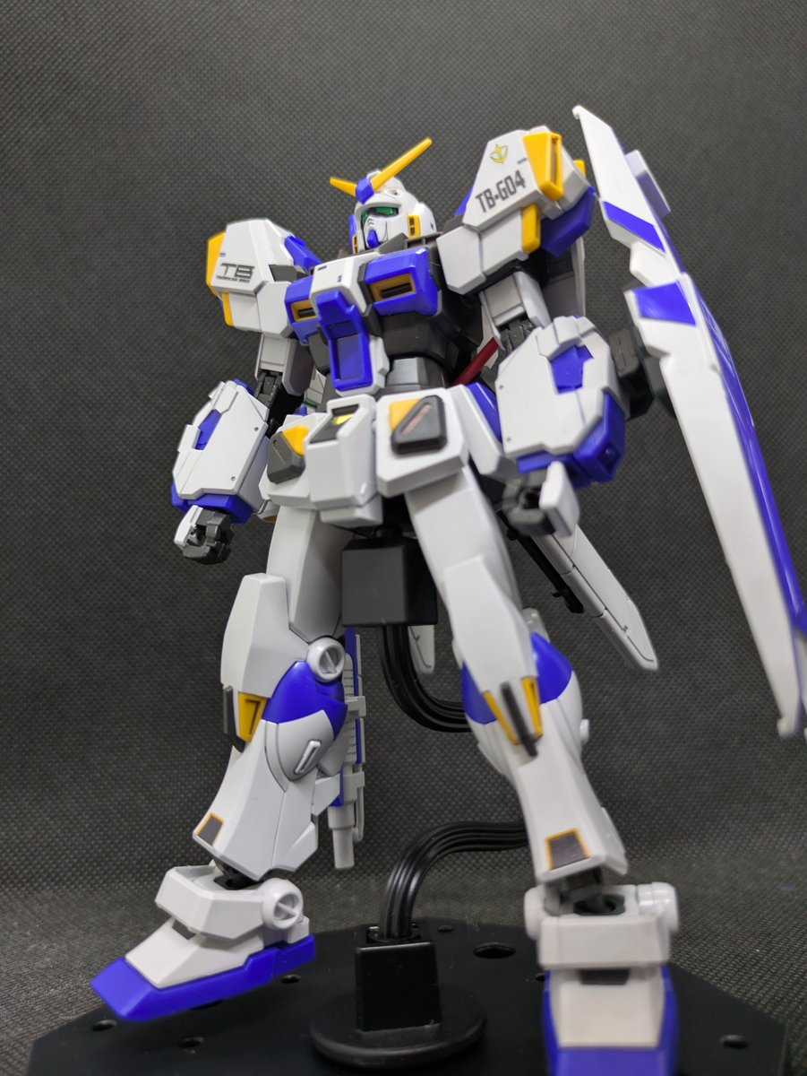 guramadon's tweet photo. HGガンダム4号機＆5号機
正確にはBst形態
RX78のシリーズですが、けっこうマッシブですね。
カラーリングでガラッとイメージ変わりますが本体は全部同じです。シールドはシールのみでの色分け。
出来はいいのですが、大型武装は配線の関係で構えにくいです。
#ガンプラ 
#ガンプラ好きと繋がりたい https://t.co/Vjb9OYSQ7E