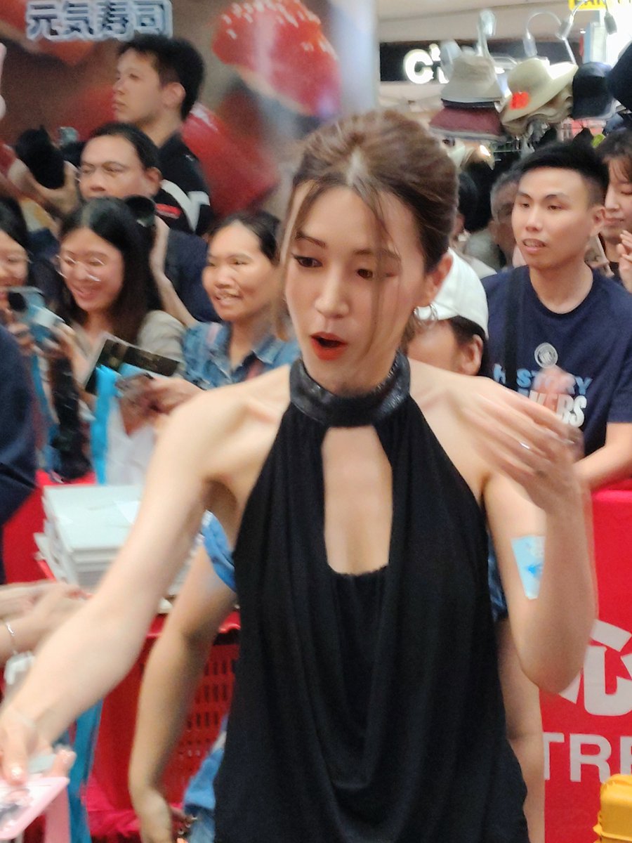siup627's tweet photo. 非常嬌俏！孖辮+美背@西九龍中心

#傅嘉莉
#夫妻的博弈
#我家女神
#KellyFu
#TaylorBB https://t.co/P6xmGpoJmJ