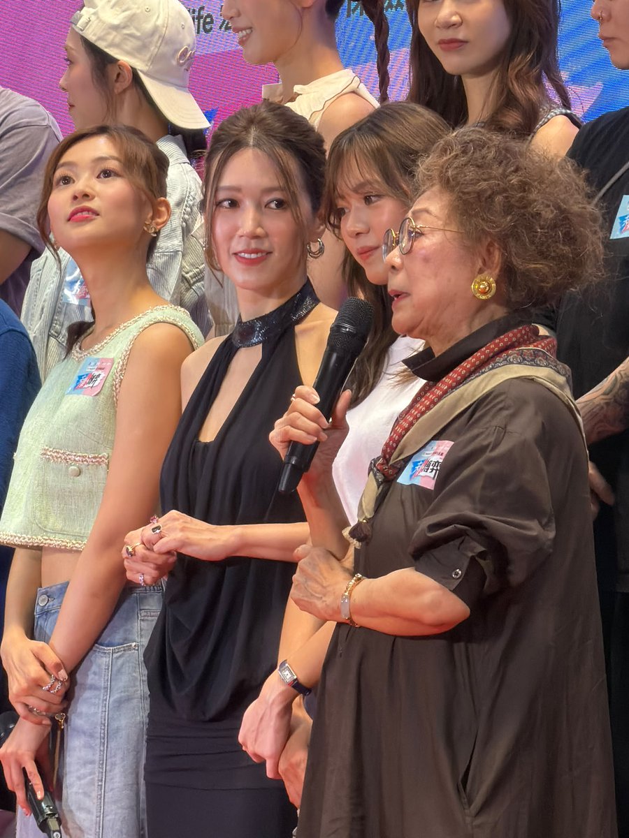 siup627's tweet photo. 非常嬌俏！孖辮+美背@西九龍中心

#傅嘉莉
#夫妻的博弈
#我家女神
#KellyFu
#TaylorBB https://t.co/P6xmGpoJmJ