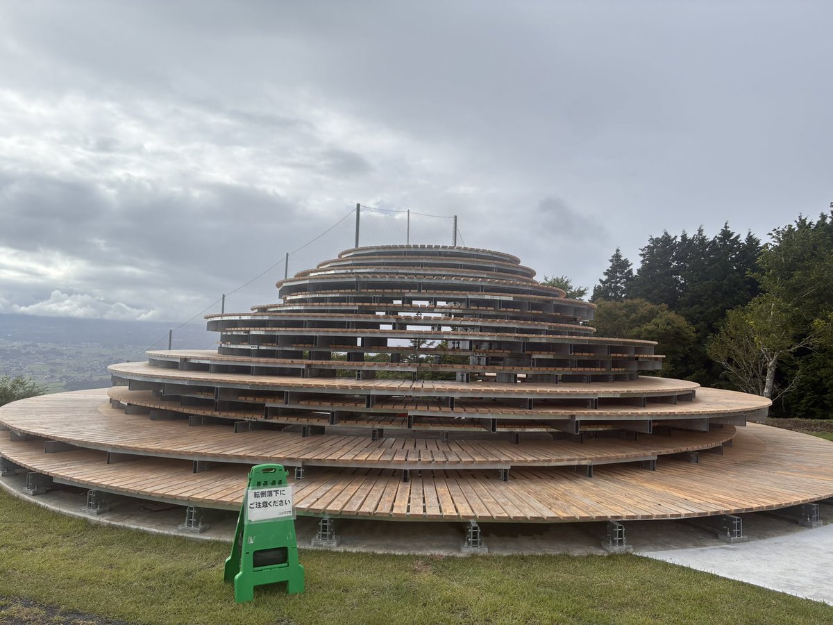 sa22cwert's tweet photo. いつの間にか誓いの丘公園が出来上がっていたぞ、展望台が出来て眺め良さそうなのにあいにくの曇り空、そして小雨まで降っているというf^_^;。 https://t.co/3wu1S92psd