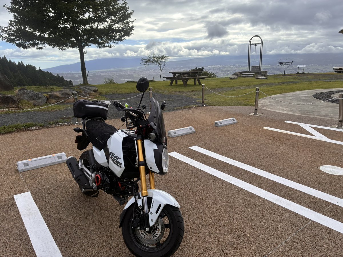 sa22cwert's tweet photo. いつの間にか誓いの丘公園が出来上がっていたぞ、展望台が出来て眺め良さそうなのにあいにくの曇り空、そして小雨まで降っているというf^_^;。 https://t.co/3wu1S92psd