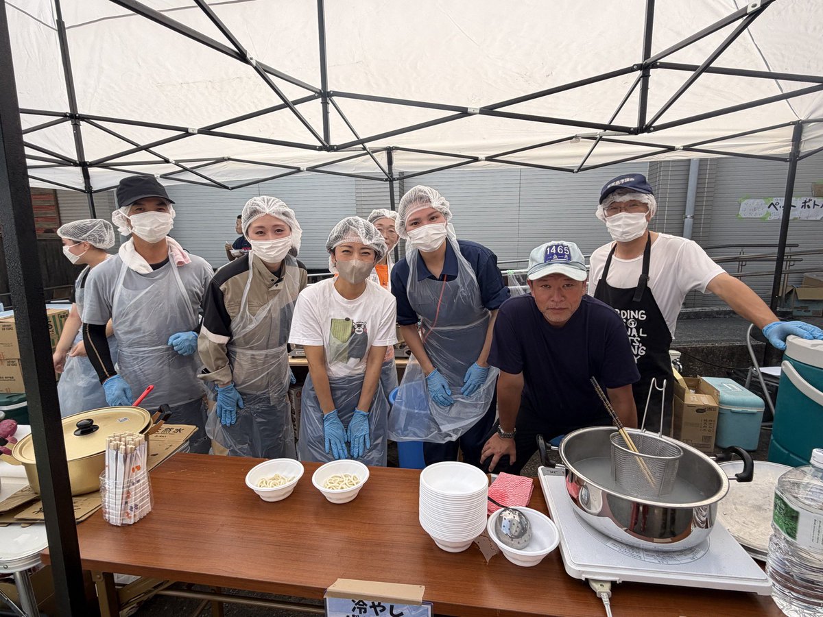chitose___takai's tweet photo. 先日、被災地に参政党の仲間である かじはら議員、しのとう議員、山本議員、そして阿南市議会の議員さん、党員さんたち、総勢12名の皆さんが四国から炊き出しに駆けつけてくださいました。

（先日は松山市のあさぬま議員も物資支援に来てくださいました。）

食材だけでなく、調理器や冷凍庫、テーブルやテントなど、ありとあらゆるものを持参し、事前に行政にもニーズなど確認したうえで炊き出しをしてくださいました。

私が逆の立場だ���たら、こんなことができるだろうか…と、皆さんの被災地に少しでも寄り添いたいというお心と、圧倒的な行動力に終始目頭があつくなりました。

お野菜たっぷりの鳴門金時入り豚汁うどん、鳴門金時入り冷やしぜんざい、宇和島のみかんジュース、アイスコーヒーを提供していただきましたが、被災者の皆さんからは「お野菜たっぷりで嬉しい」「ビタミンが取れるから有り難い」とのお声をたくさん頂戴しました。

なにより、「四国からかけつけてくれたの？」「わざわざ来てくれてありがとう」と、その行動力に被災者の皆さまも勇気づけられた方が多かったようです。

改めまして、12名の皆さまに心より感謝申し上げます。

そして、みかんジュースをはじめとする食材の提供をしてくださった方、支援してくださった方々がたくさんおられると聞いています。

多大なるご支援に、心より感謝申し上げます。

皆さまからいただいた愛とパワーを、熊本の復興に繋げて参りたいと思います。

この度は誠にありがとうございました！