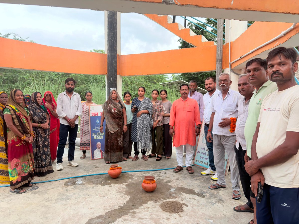 upjnramethi's tweet photo. 💧🌹 जल अर्पण कार्यक्रम -- तेंदुआ ग्रामीण पेयजल योजना🌹💧

विकास खंड बाजार शुकुल के अंतर्गत तेंदुआ ग्रामीण पेयजल योजना के तहत आयोजित 'जल अर्पण कार्यक्रम' में मुख्य अतिथि श्री दानबहादुर गुप्ता जी (प्रधान तेंदुआ) और प्रधान प्रतिनिधि श्री अरूण शुक्ला जी की गरिमामयी उपस्थिति रही। इसका आयोजन मेसर्स विन्ध्या टेलीलिंक्स - गाजा इंजीनियरिंग प्रा. लि. (जे.वी.) द्वारा किया गया।
इस दौरान ग्रामीणों को जल संरक्षण, जन भागीदारी और JJM के प्रति जिम्मेदारी का संदेश दिया गया। साथ ही 'जल सारथी ऐप' की जानकारी देकर लोगों को ऐप डाउनलोड व उपयोग करने के लिए प्रेरित किया गया। 🌱🚰
#JalJeevanMission #JalArpan #Tendua #BazarShukul #Amethi #JalSarthiApp #WaterConservation #JanBhagidari #HarGharJal #VindhyaTelelinks
@DmAmethi @cdoamethi @swsmup @swsmup1 @mdupjnrural