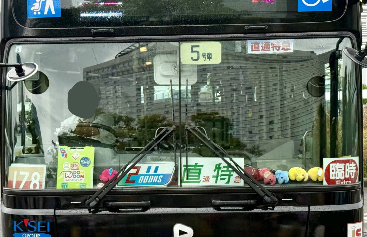 kasobus's tweet photo. コミケ帰りの東京BRT

おステキすぎるのは
・直通特急をLEDに正式に表示
・運転席周りが楽しすぎ
・車外運賃箱にサークルカット風の表示

ではく、4枚目の
車外運賃箱ならぬ「車外ICカードリーダーの設置」で、列が思った以上に

　　「　さ　く　さ　く　解　消　　」

なのです https://t.co/WHhZqBWkUS