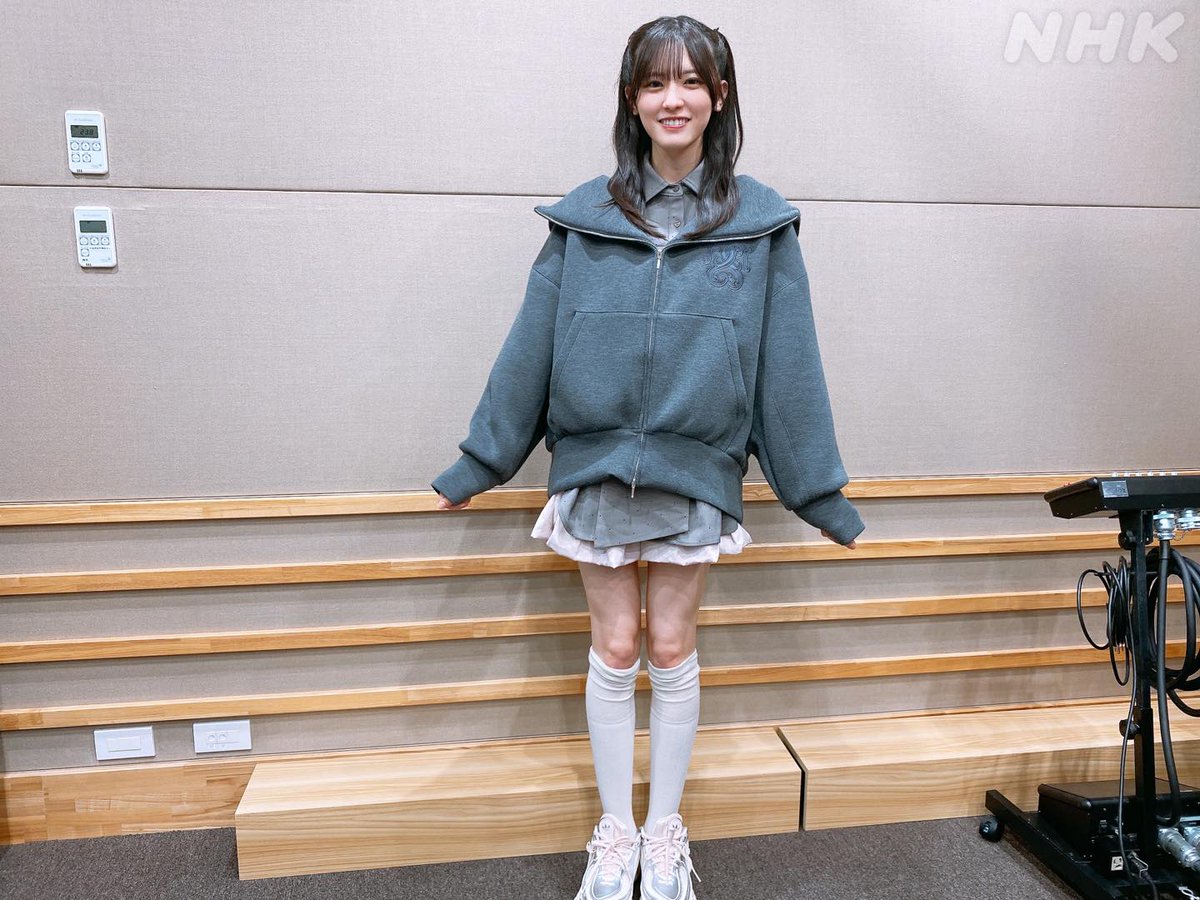 nhk_radirer's tweet photo. ⋱🤍 #大越ひなの ちゃん💛⋰
👗#らじらーファッションチェック 👗

さくたん「ハーフツイン!」
大越「自分じゃできないので!」
さくたん「パーカーもかわいい!」
大越「川﨑さんがミニスカートに大きいシルエット合わせてるの見て!」

🌸同時配信🌸
https://t.co/x5sTKBxIQH
#nhkらじらー #乃木坂46 https://t.co/AejU97h8Ly