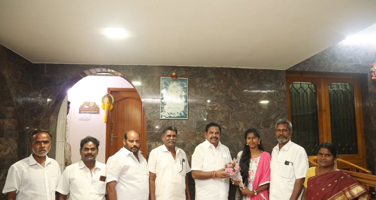 AIADMKOfficial's tweet photo. வீரபாண்டி சட்டமன்ற தொகுதி, முருங்கபட்டி அரசு மேல்நிலைப்பள்ளி மாணவி எம்.கீர்த்திகா, நீட் தேர்வில் 519 மதிப்பெண்கள் பெற்று, 7.5 சதவீத உள்இட ஒதுக்கீட்டில் சேலம் அரசு மோகன் குமாரமங்கலம் மருத்துவ கல்லூரியில் மருத்துவம் படிப்பதற்கு தேர்வு செய்யப்பட்டுள்ளார். அவர் இன்றைய தினம் தமிழ்நாடு முன்னாள் முதலமைச்சரும், கழகப் பொதுச் செயலாளருமான புரட்சித் தமிழர் @EPSTamilnadu அவர்களை சேலம் நெடுஞ்சாலை நகர் இல்லத்தில் நேரில் சந்தித்து வாழ்த்து பெற்றார்.