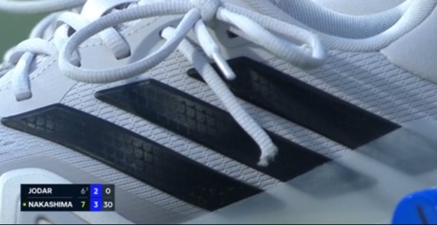 jmgmoron's tweet photo. Aquí la imagen de lo que le pasa a Jódar con los cordones.

Podéis ver con nitidez que el cordón se le rompe.

No sé exactamente cómo, pero algo ocurre ahí porque le viene pasando desde inicio de año.

Ayer hubo una imagen de la tv donde se veía esa zona de la zapatilla erosionada, como si al deslizar contra el suelo produjera ese corte en el cordón.

Hay quien dice que "finge" que se le rompe y que hace esto de manera antideportiva. Yo sé que hay personas a las que no se le puede pedir mucho, pero si alguien piensa que Jódar tiene un mecanismo en el bolsillo que activa cuando quiere para romperse el cordón y así parar el encuentro, tiene un problema serio, ¿eh?

Entiendo que todo viene desde la moda de echar mierda sobre el chaval. Porque ahora, sobre todo desde Brasil y su rivalidad con Fonseca, es costumbre que a Jódar lo traten de maltratador, antideportivo, sucio y demás lindezas. Lo tienen en el centro de la diana y ante cualquier cosita ya le quieren criticar por todo.

Ante eso no se puede hacer nada, porque quien quiera criticar, lo seguirá haciendo, pero al menos que todos vean esta imagen para que se comparta la realidad: y es que hay un corte en los cordones y por eso tiene que parar el juego.