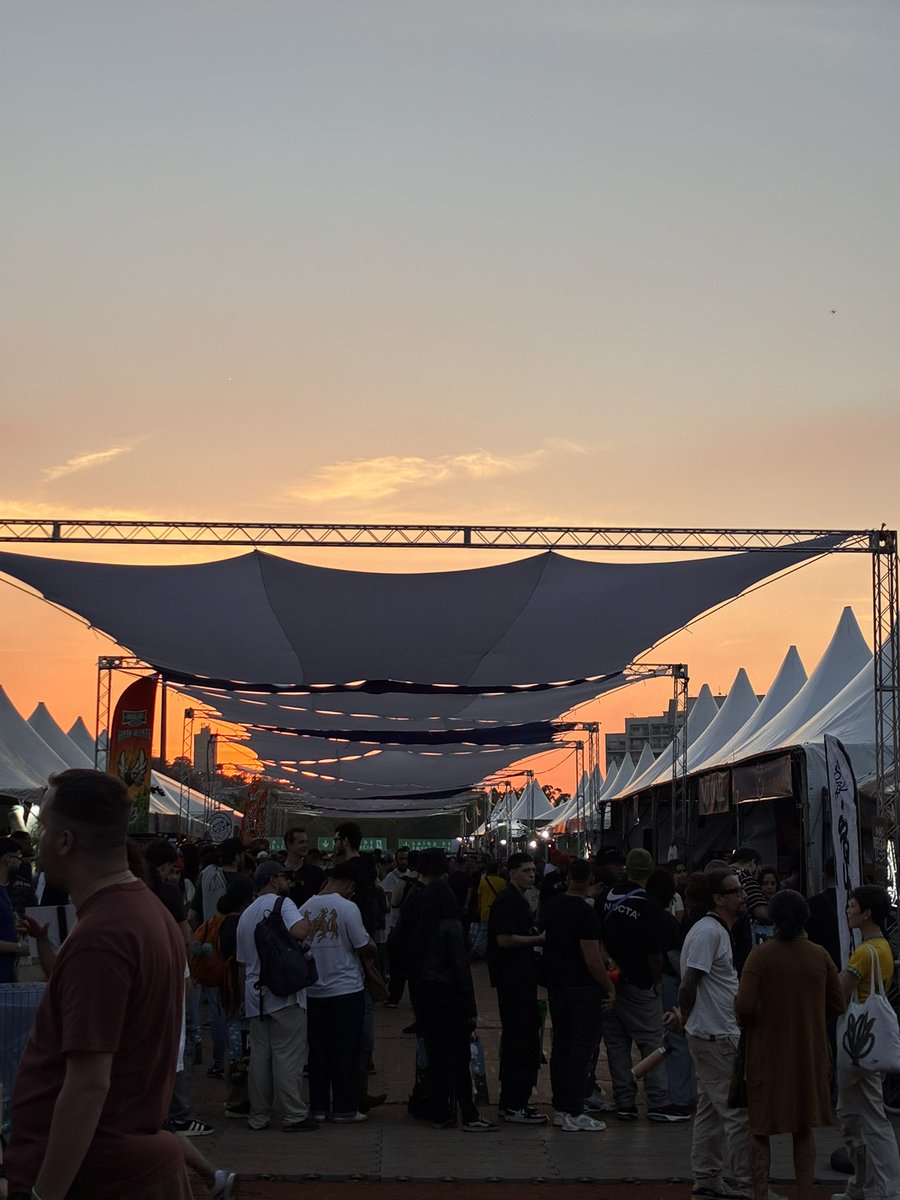 mareeana_'s tweet photo. Eu to quebrada, quase 12h de evento com barro para todo lado, treta no stand,  remanejamento de organização e hoje tem mais o que? 12 horas de evento. https://t.co/s4nqR2Rm9e
