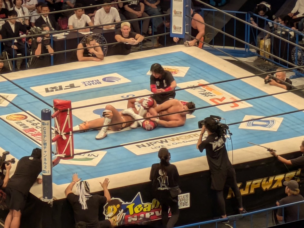 ainasuplex's tweet photo. 若手同士のG1決勝
手四つからヘッドロック、キーロック、アームロックとクラシカルな技で試合の大半を構成。フィニッシュもヘッドロック。両選手に思い入れなく見た自分でも意思が見える試合やった。G1と言えば長時間興行のやったけど早く終わるようになったんやね
#新日本プロレス
#G1CLIMAX
#njw https://t.co/Xtzxzxdiq0