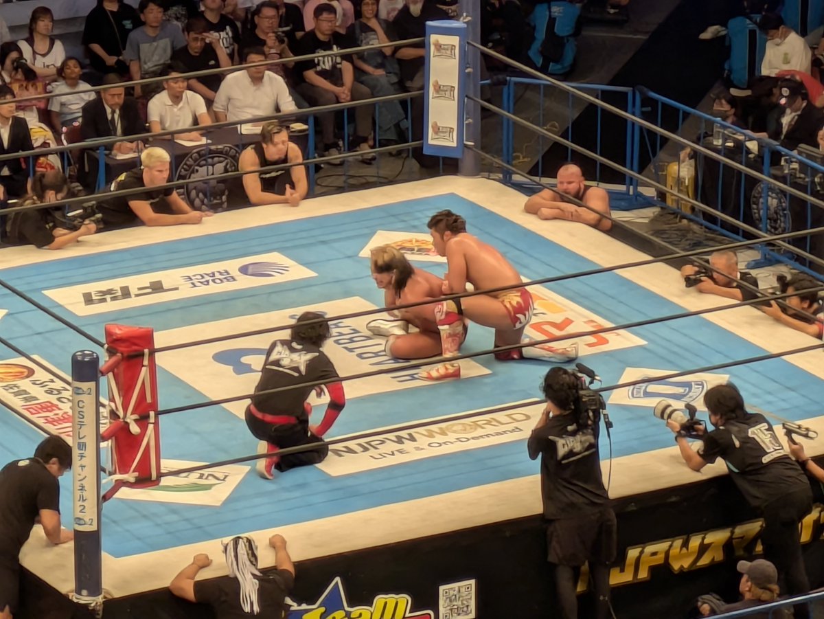 ainasuplex's tweet photo. 若手同士のG1決勝
手四つからヘッドロック、キーロック、アームロックとクラシカルな技で試合の大半を構成。フィニッシュもヘッドロック。両選手に思い入れなく見た自分でも意思が見える試合やった。G1と言えば長時間興行のやったけど早く終わるようになったんやね
#新日本プロレス
#G1CLIMAX
#njw https://t.co/Xtzxzxdiq0