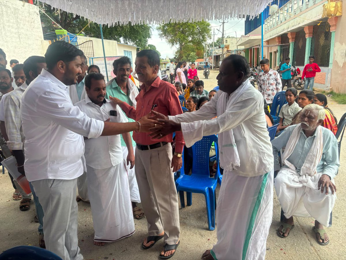 NRSanthosha01's tweet photo. ಇಂದು ಅರಸೀಕೆರೆ ತಾಲ್ಲೂಕು ಕಣಕಟ್ಟೆ ಹೋಬಳಿ ನರಸೀಪುರ ಗ್ರಾಮ ಪಂಚಾಯಿತಿ ವ್ಯಾಪ್ತಿಯ ಜನ್ನವಾರ ಗ್ರಾಮದ ನಿವಾಸಿಗಳು, ಅನುಭವ ಮಂಟಪದ ರೂವಾರಿಗಳು ಅಣ್ಣಾ ಬಸವಣ್ಣನವರ ಅನುಯಾಯಿಗಳಾದ ಶ್ರೀಮತಿ ನೀಲಾವತಿರವರು ಮತ್ತು ಶ್ರೀ ಪಂಚಾಕ್ಷರಿರವರ 
ಸುಪುತ್ರರವರ ನಾಮಕರಣ ಕಾರ್ಯಕ್ರಮ ಸಂಭ್ರಮದಲ್ಲಿ ಪಾಲ್ಗೊಂಡು ಶುಭ ಹಾರೈಸಲಾಯಿತು. 
ಈ ಸಂದರ್ಭದಲ್ಲಿ ನಮ್ಮ ಕಾರ್ಯಕರ್ತ ಬಂಧುಗಳಾದ ಶ್ರೀ ಹರಿಶರವರು,ಶ್ರೀ ಕಿರಣರವರು,ಶ್ರೀ ಚಂದ್ರಶೇಖರರವರು,ಶ್ರೀ ರಾಜೇಶರವರು,ಶ್ರೀ ವಿನೋದರವರು ಉಪಸ್ಥಿತರಿದ್ದರು.
#nrsanthosh #nrsanthoshforarasikere #NRS #arasikere #NRS4ASK