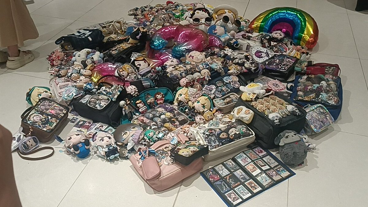 fractureniscent's tweet photo. oshicon DAY2 niji fan gathering: THE PILE :O https://t.co/cnTNNXaiVM