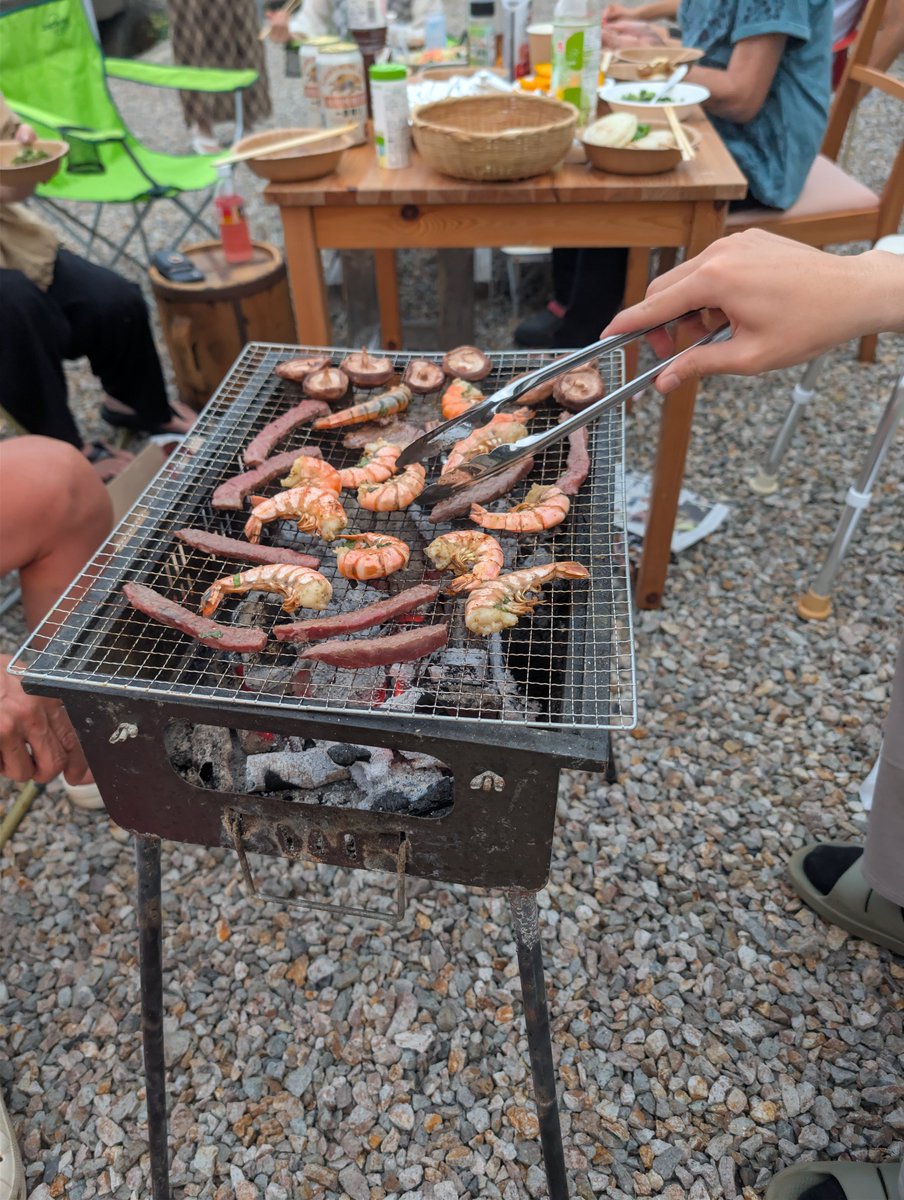 charla1106's tweet photo. 毎年恒例BBQと花火鑑賞
庭でフルーツ食べながら見る花火最高！ https://t.co/LSRVj4fO3J