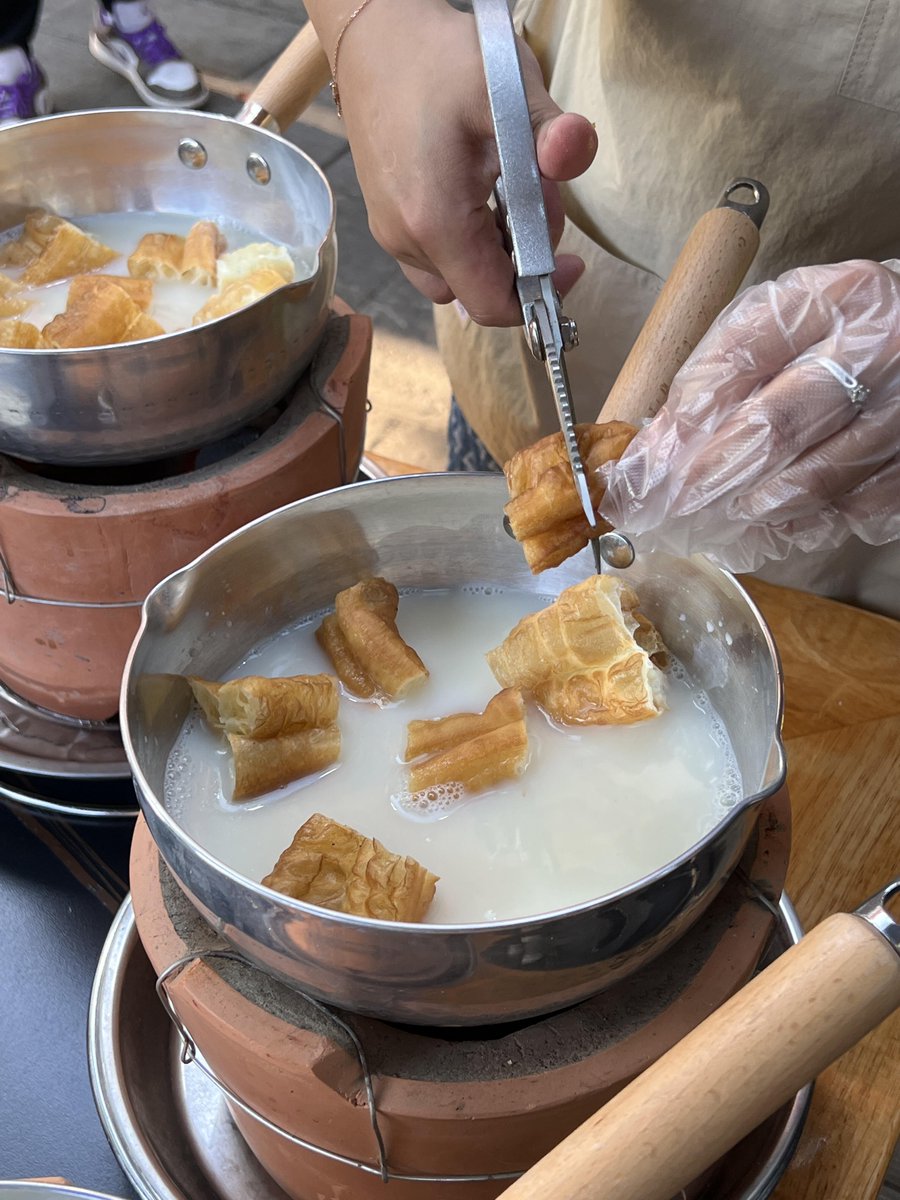 JesseShriver2's tweet photo. Craving crispy Taiwanese stinky tofu from that hole-in-the-wall stall on the corner—smell’s strong but the taste hits DIFFERENT. https://t.co/IYzQpVlpkl