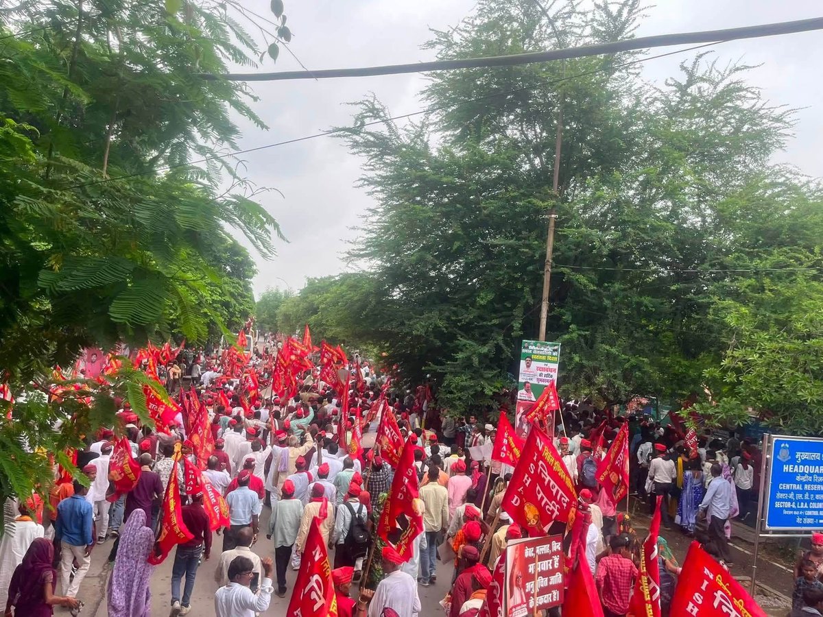 drsanjayknishad's tweet photo. मेहरून झंडों का यह सैलाब सिर्फ़ भीड़ नहीं, निषाद समाज के स्वाभिमान, एकता और अधिकारों की बुलंद आवाज़ है।

आज लखनऊ के डॉ. भीमराव अंबेडकर ऑडिटोरियम, आशियाना चौराहे पर मीडिया से बातचीत के दौरान पदयात्रा में उमड़ा जनसमर्थन एक मजबूत संदेश दे रहा है 
निषाद समाज अब अपने अधिकारों और सम्मान के लिए पूरी मजबूती से एकजुट है।

हजारों कार्यकर्ताओं, मातृशक्ति और युवाओं की भागीदारी ने इस पदयात्रा को ऐतिहासिक ऊर्जा प्रदान की। हाथों में मेहरून झंडे, जुबां पर अधिकारों की आवाज़ और दिल में समाज के उज्ज्वल भविष्य का संकल्प—यही आज की पहचान रही।

हर कदम एक संकल्प है—
हर निषाद की आवाज़ मजबूत हो,
हर मछुआरे को उसका अधिकार मिले,
हर शोषित-वंचित को न्याय मिले,
और समाज के अंतिम व्यक्ति तक सम्मान पहुँचे।

यह संघर्ष किसी एक व्यक्ति का नहीं, बल्कि पूरे निषाद समाज के हक, सम्मान और भविष्य की लड़ाई है।

निषाद एकता—हमारी शक्ति, अधिकार—हमारा संकल्प। 

#NishadParty #निषाद_पार्टी #निषाद_समाज #मछुआरा_समाज #निषाद_एकता #सामाजिक_न्याय #अधिकार_की_आवाज़ #आरक्षण #Lucknow #लखनऊ #जनसंघर्ष #स्वाभिमान